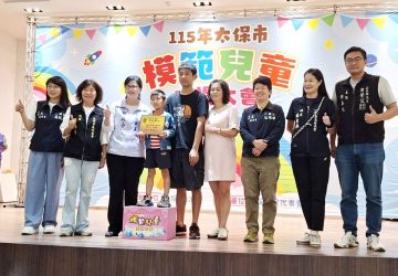 太保市公所表揚141位模範兒童　市長鄭淑分發放創意花燈「馬盯尼」