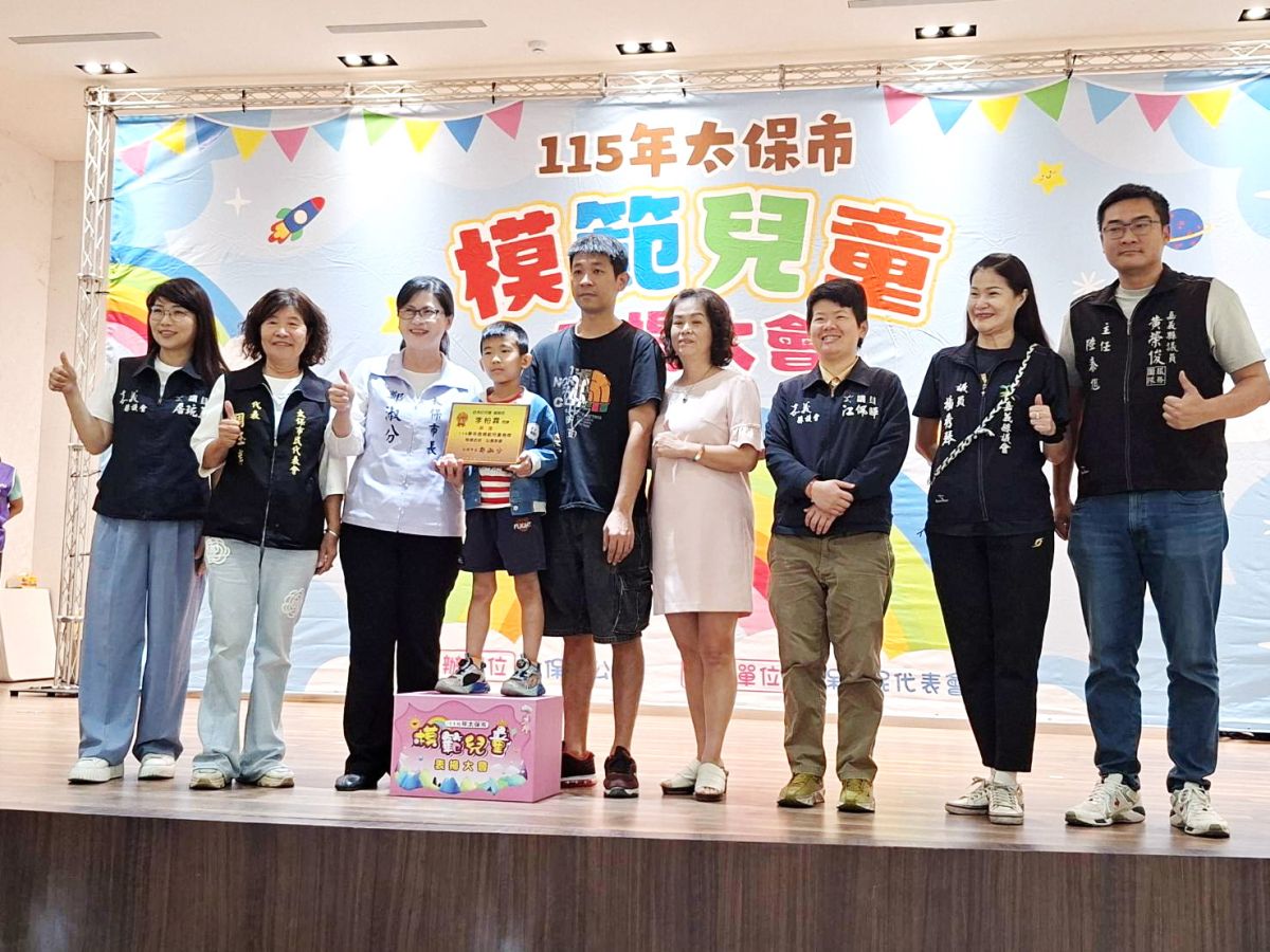 太保市公所表揚141位模範兒童　市長鄭淑分發放創意花燈「馬盯尼」