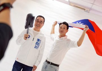 李四川戴工程帽拍定裝照　率藍營戰隊拚新北建設