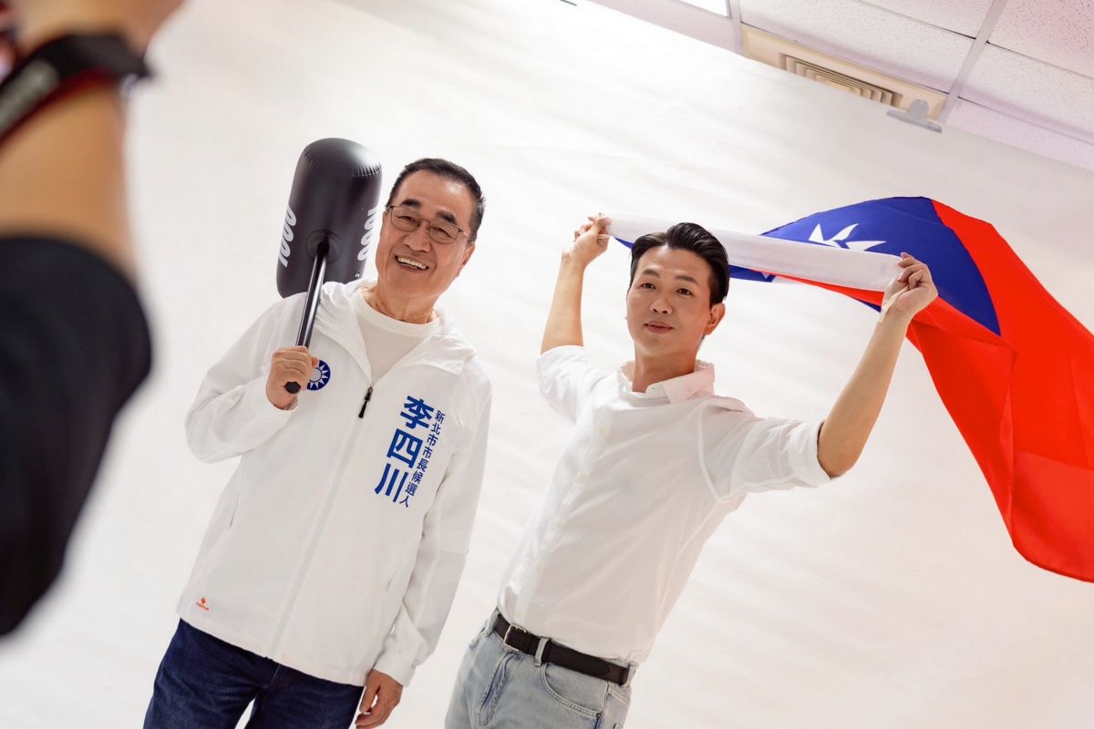 李四川戴工程帽拍定裝照　率藍營戰隊拚新北建設