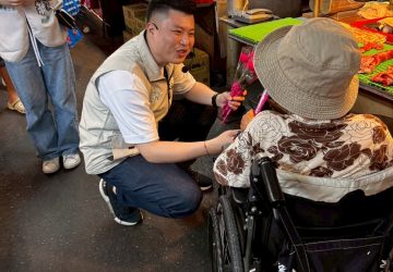 母親節前夕送康乃馨　陳俊維關注婦幼政策