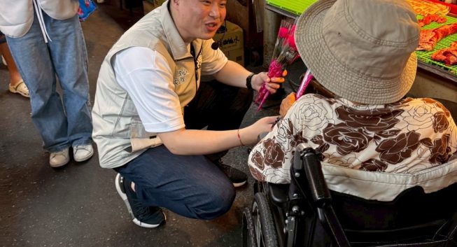 母親節前夕送康乃馨　陳俊維關注婦幼政策