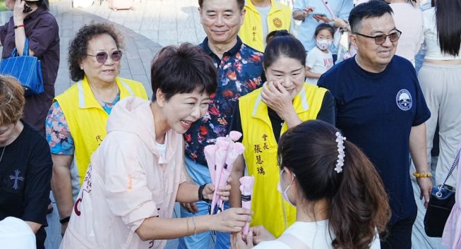 陳亭妃導覽《圓桌上的五月》　市場變身文化展場