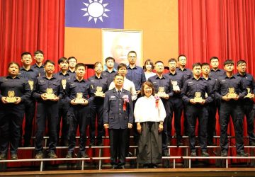 嘉市警局歡慶警察節　黃敏惠表揚模範績優警民力