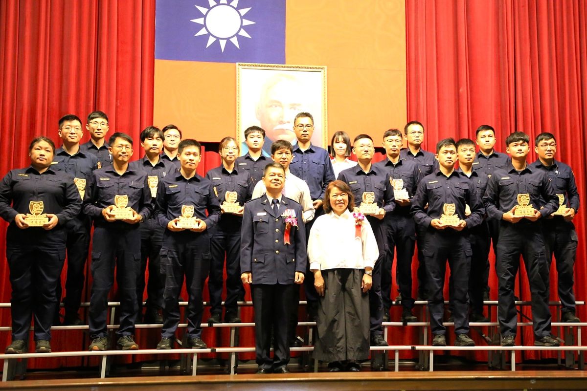 嘉市警局歡慶警察節 黃敏惠表揚模範績優警民力