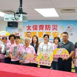 守護居家安全！太保市長鄭淑分攜志工贈600顆住警器