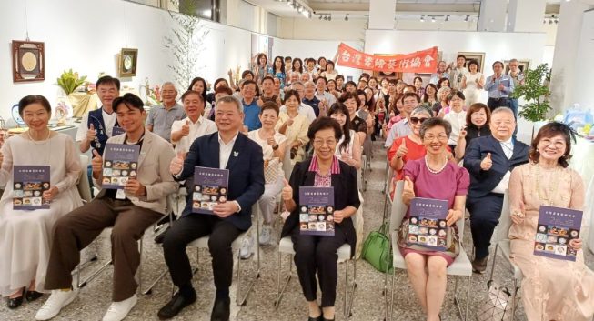 台灣瓷繪藝術協會會員聯展登場　百件精品綻放瓷繪之美