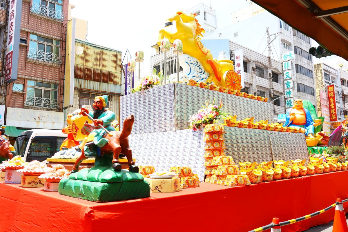 嘉義城隍廟中元祭五大創意供品亮相　2千萬打造「金馬奔騰」吸睛