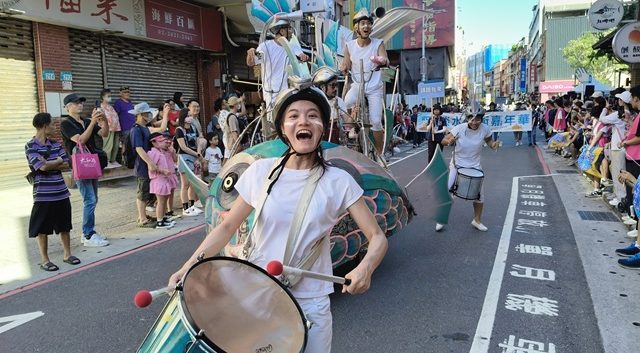 「橋好幸福」10月3日登場! 37支隊伍近千人踩街 穿幸福色、拿幸福袋一起玩淡水