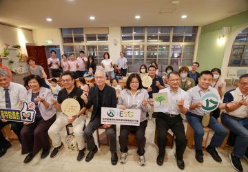 林保署媒合福樟響應esg！阿里山柳杉課桌椅暖贈嘉義特教生