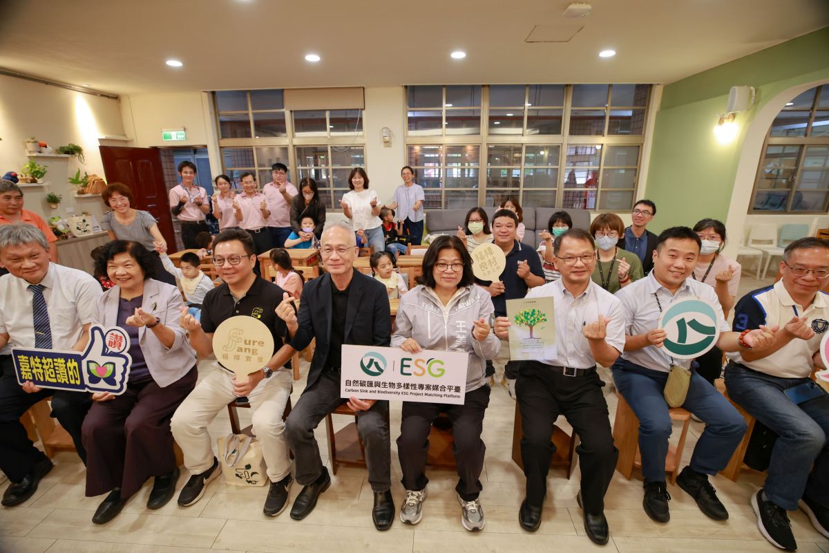 林保署媒合福樟響應esg！阿里山柳杉課桌椅暖贈嘉義特教生