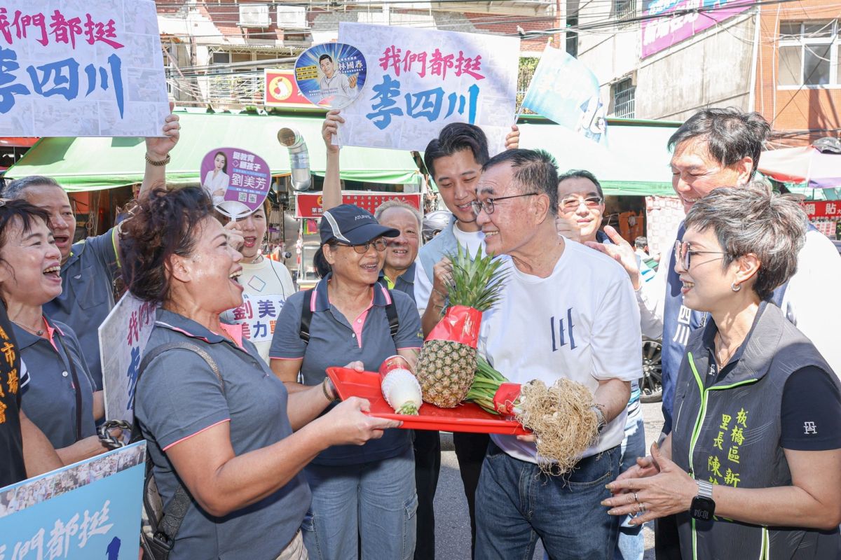 李四川新埔市場掃街獲熱情相挺　喊加速板橋醫療園區