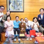 101歲人瑞每天走106階唱桃太郎　侯友宜重陽送暖
