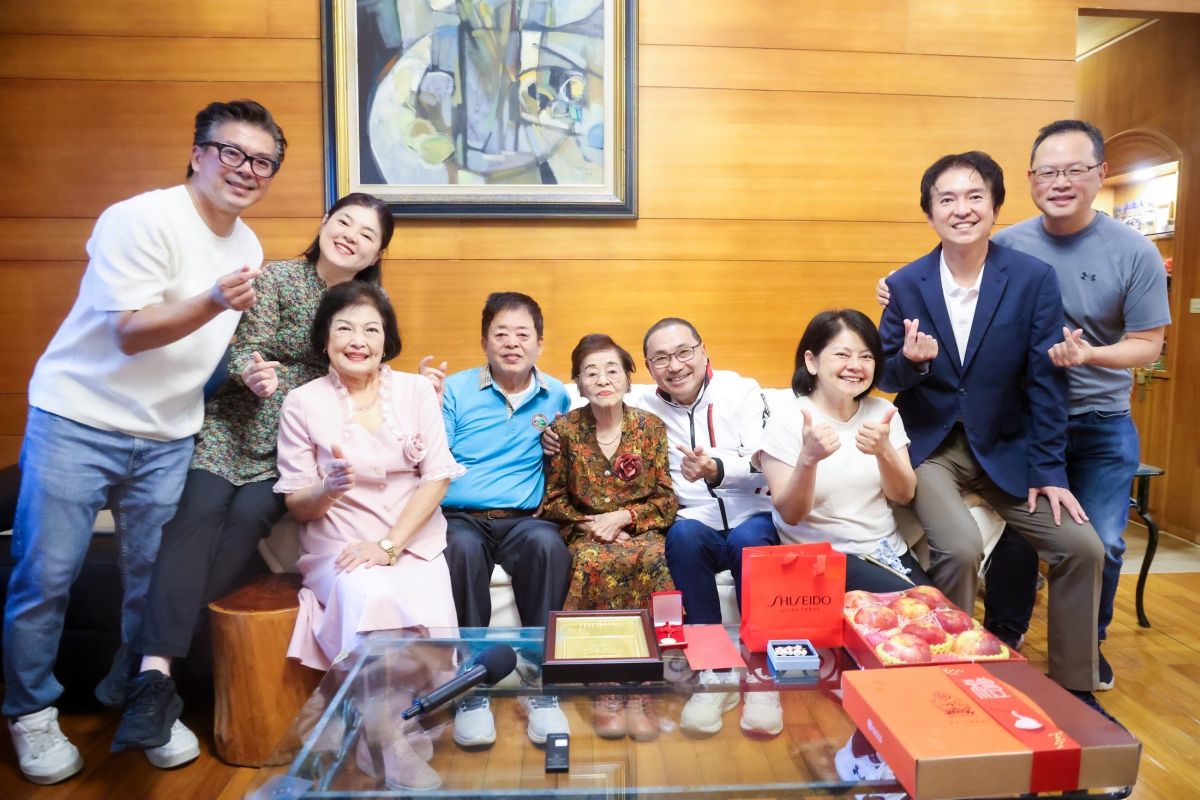 101歲人瑞每天走106階唱桃太郎　侯友宜重陽送暖
