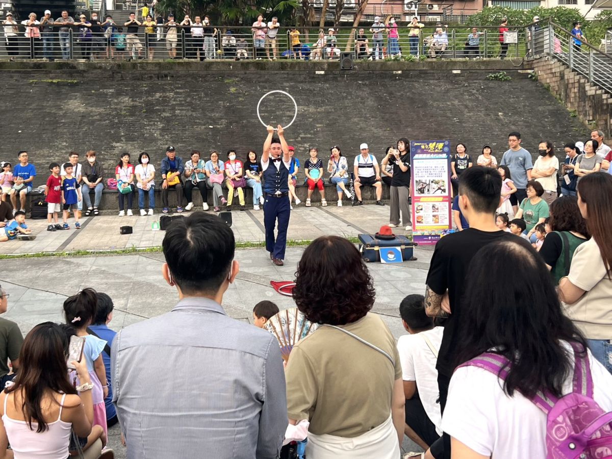 小王子降臨碧潭！19米巨型划船氣偶打造夢幻童話景致