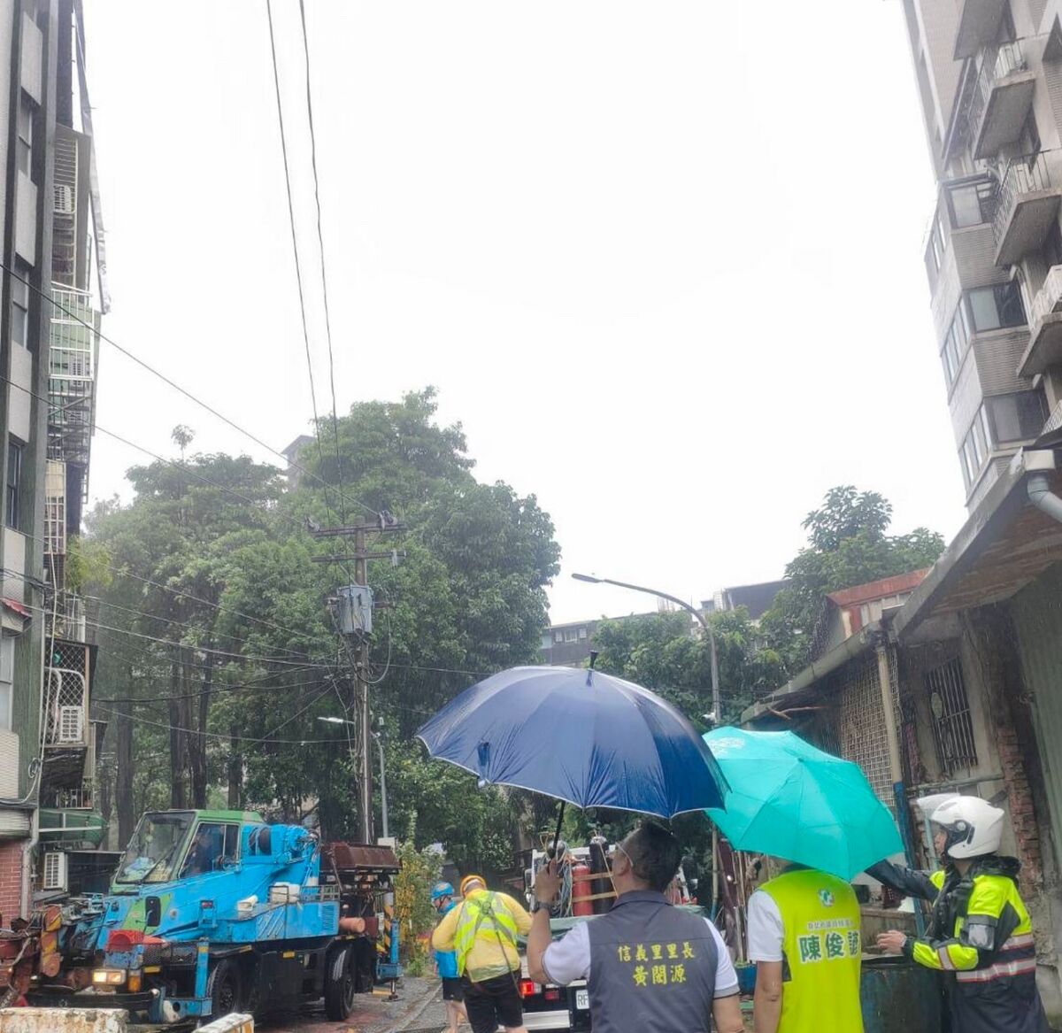板橋鐵皮強風吹鬆恐傷人　陳俊諺急通報排除